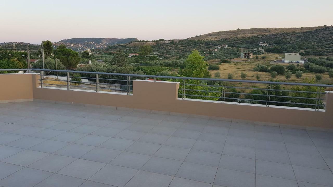 Calmness Near The City Vari  Exterior photo
